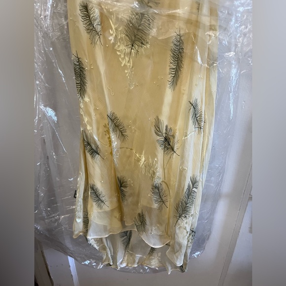 ‼️FM‼️Gilar 4 Butter Yellow Silk Dress - Picture 4 of 6